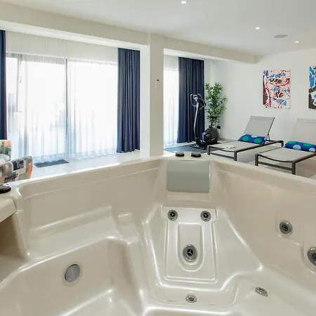 Gust With Heated Pool, Jacuzzi, Sauna And Cinema