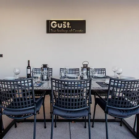 Gust, Sea View, Pool, Jacuzzi, Sauna, Cinema *