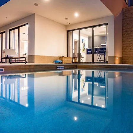 Villa Gust, Sea View, Pool, Jacuzzi, Sauna, Cinema *