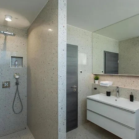 וילה Gust, Sea View, Pool, Jacuzzi, Sauna, Cinema אומיס