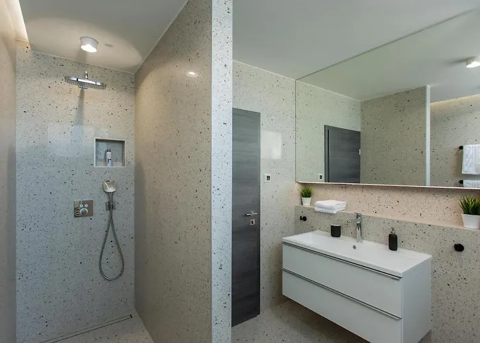 Villa Gust, Sea View, Pool, Jacuzzi, Sauna, Cinema Omiš